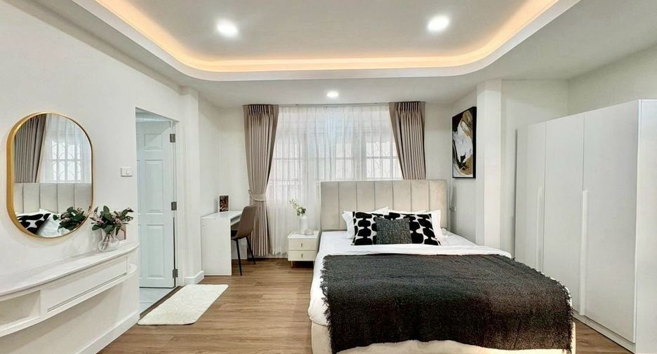 À louer 5 chambres maison à Huai Khwang, Bangkok