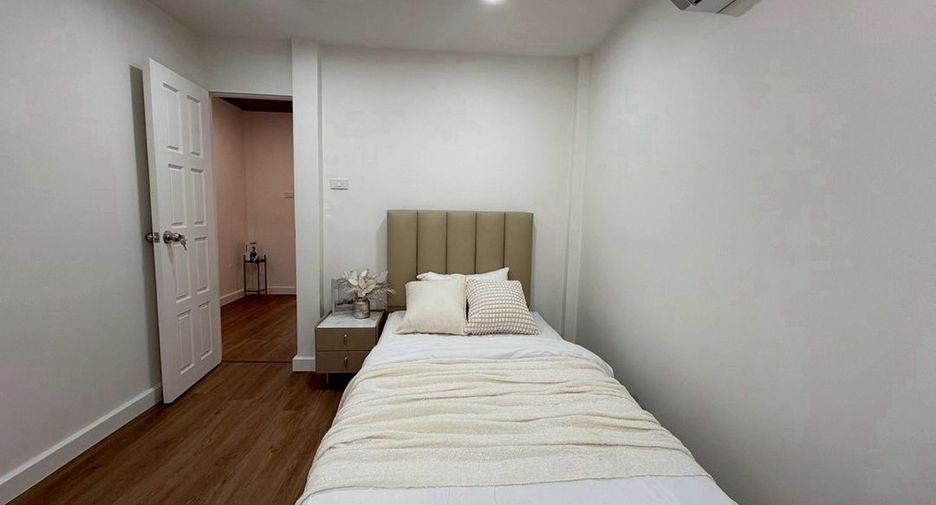 À louer 5 chambres maison à Huai Khwang, Bangkok