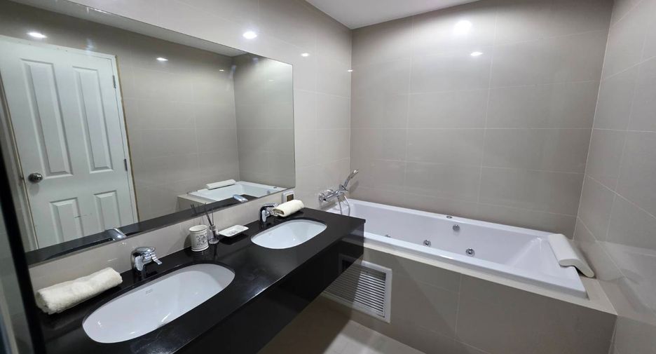 For rent and for sale 5 bedrooms condo in Huai Khwang, Bangkok