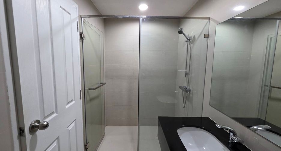 For rent and for sale 5 bedrooms condo in Huai Khwang, Bangkok