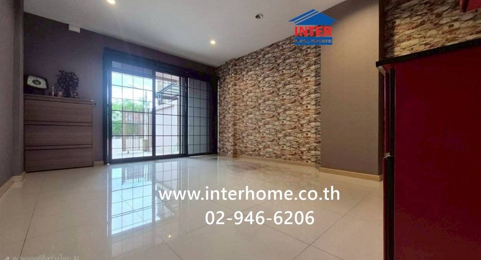 Casa adosada en venta de 3 habitaciones en Pak Kret, Nonthaburi