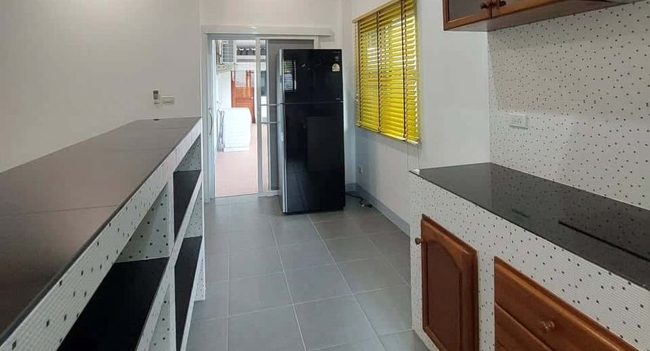 For rent 4 bedrooms house in Saraphi, Chiang Mai