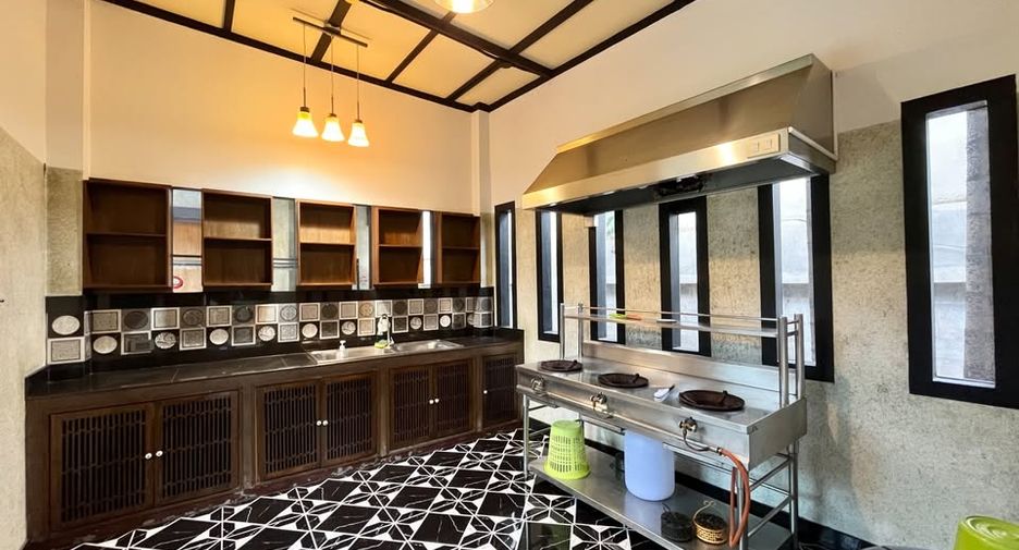 For rent 5 bedrooms house in Mueang Chiang Mai, Chiang Mai