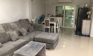 À vendre 3 chambres maison de ville à East Pattaya, Pattaya