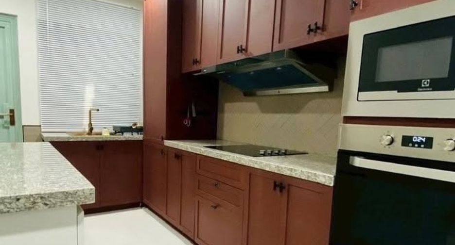 For rent 4 bedrooms villa in East Pattaya, Pattaya