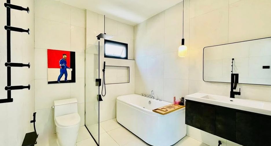 For rent 4 bedrooms villa in East Pattaya, Pattaya
