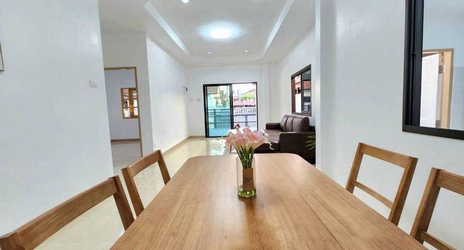 Casa en venta de 2 habitaciones en Si Racha, Chonburi