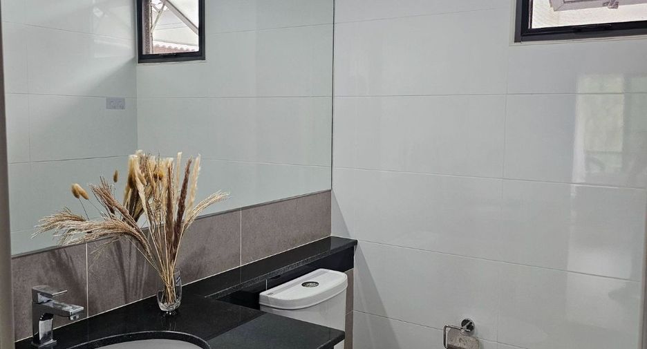 Haus zur Miete und zum Kauf mit 3 Zimmer in Saraphi, Chiang Mai