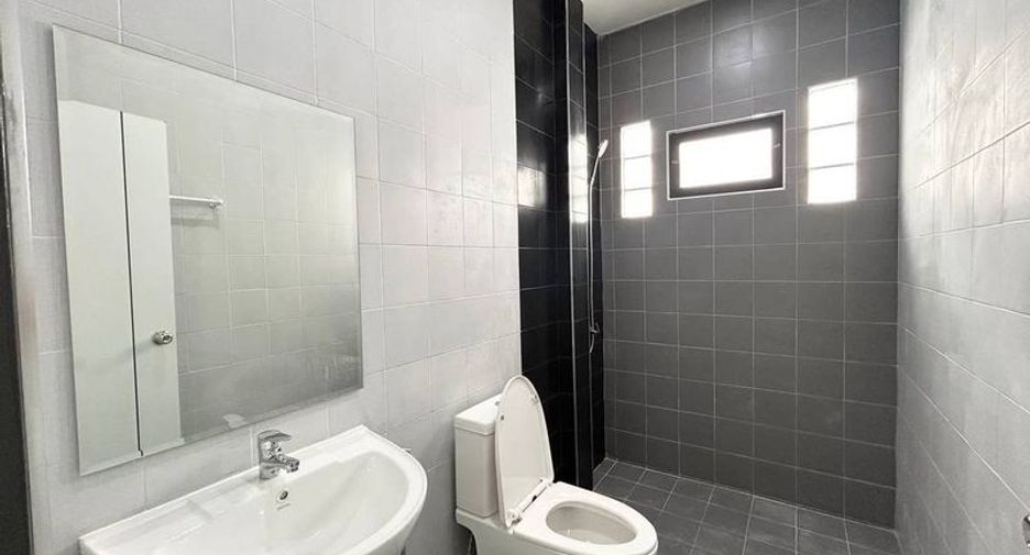 For sale 3 bedrooms house in Si Racha, Chonburi