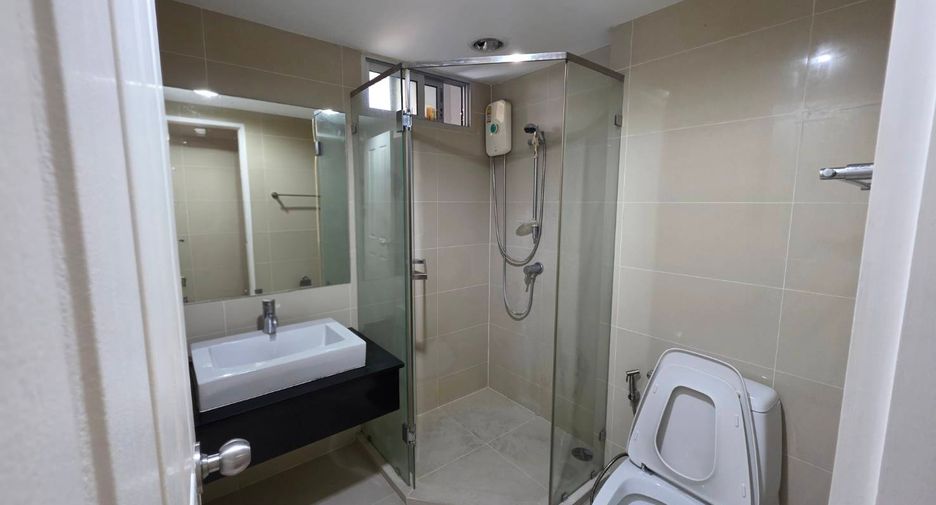 For rent そして for sale 2 ベッドルーム condo in Huai Khwang, Bangkok