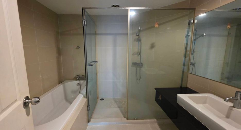 For rent そして for sale 2 ベッドルーム condo in Huai Khwang, Bangkok