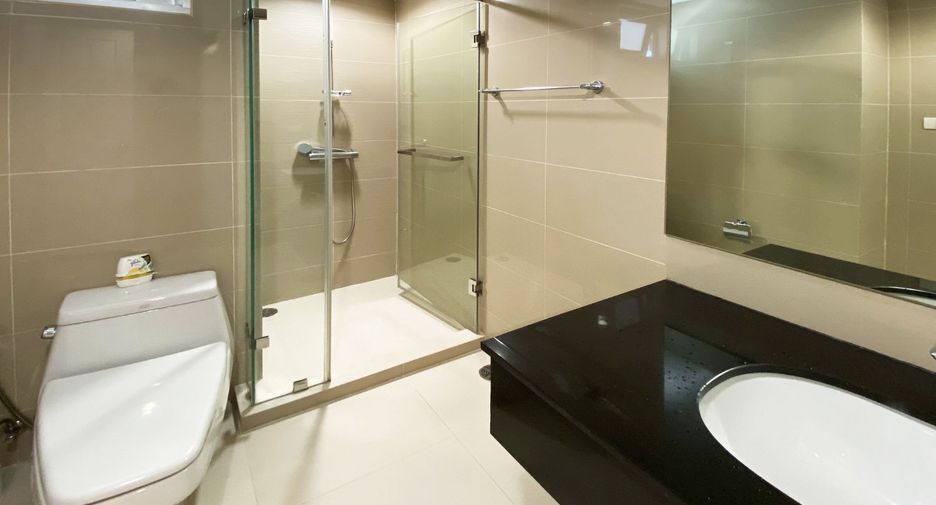 For rent そして for sale 2 ベッドルーム condo in Huai Khwang, Bangkok