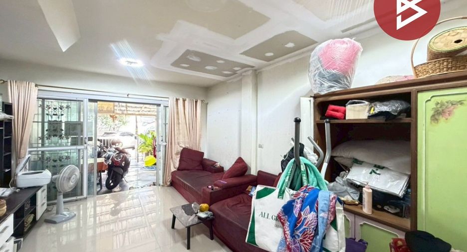 Casa adosada en venta de 3 habitaciones en Bang Kapi, Bangkok