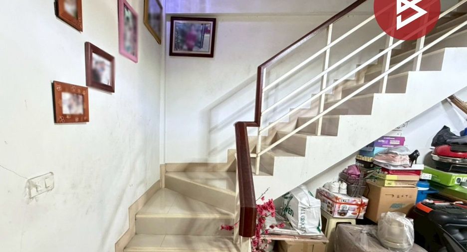 Casa adosada en venta de 3 habitaciones en Bang Kapi, Bangkok