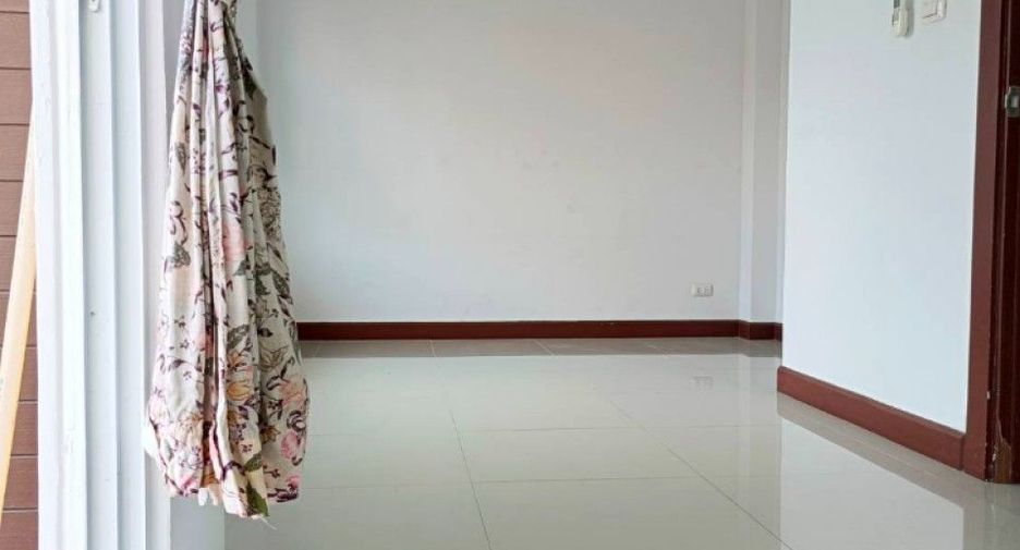 Casa adosada en venta de 3 habitaciones en Min Buri, Bangkok