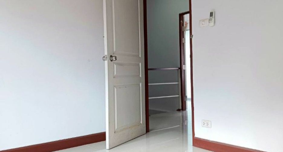 Casa adosada en venta de 3 habitaciones en Min Buri, Bangkok