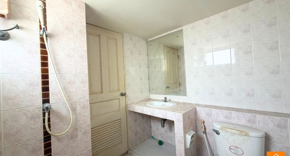 For sale 4 ベッドルーム townhouse in Bang Khae, Bangkok