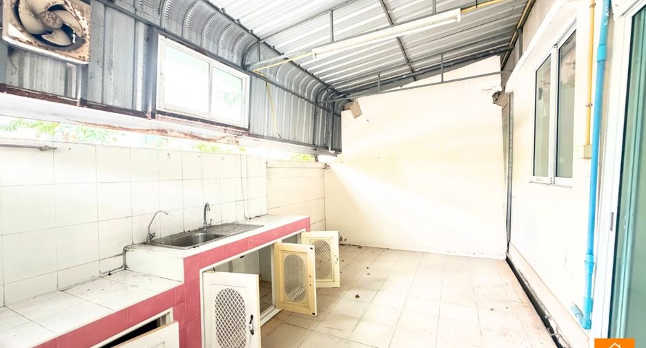 For sale 4 ベッドルーム townhouse in Bang Khae, Bangkok