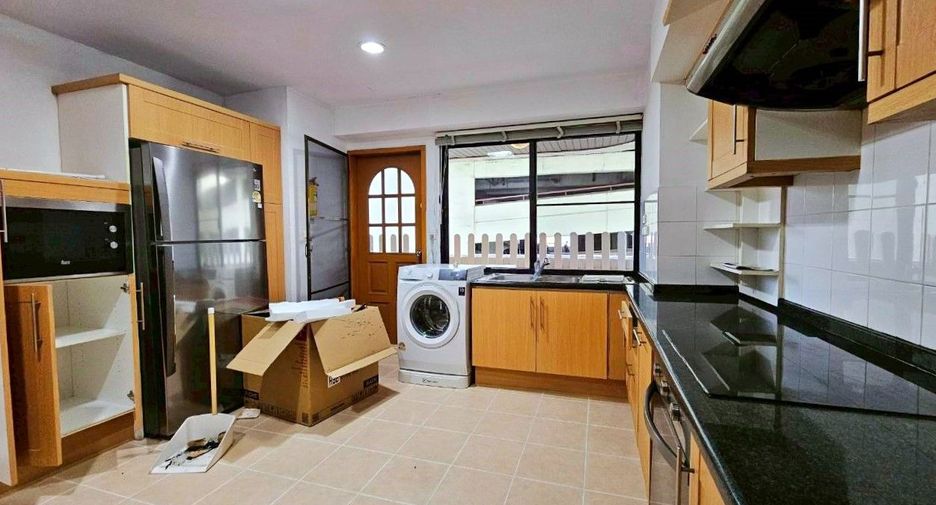 Apartamento en alquiler de 3 habitaciones en Khlong Toei, Bangkok