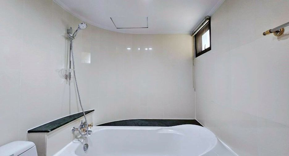 Apartamento en alquiler de 3 habitaciones en Khlong Toei, Bangkok