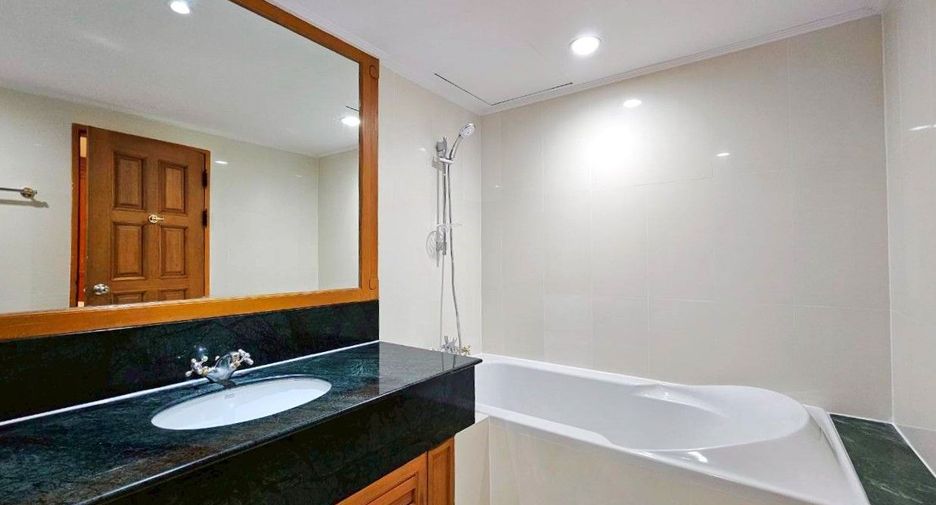 Apartamento en alquiler de 3 habitaciones en Khlong Toei, Bangkok