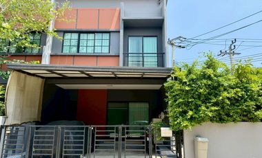 À vendre 3 chambres maison de ville à Chom Thong, Bangkok