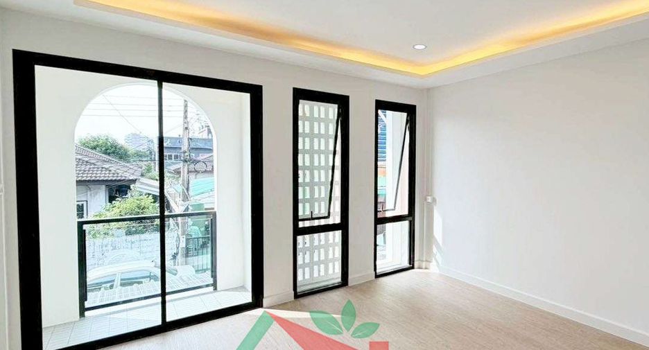 For sale 2 bedrooms townhouse in Lat Phrao, Bangkok