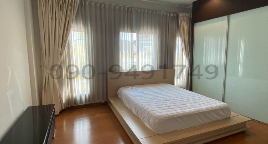 Casa adosada en alquiler de 3 habitaciones en Lat Phrao, Bangkok