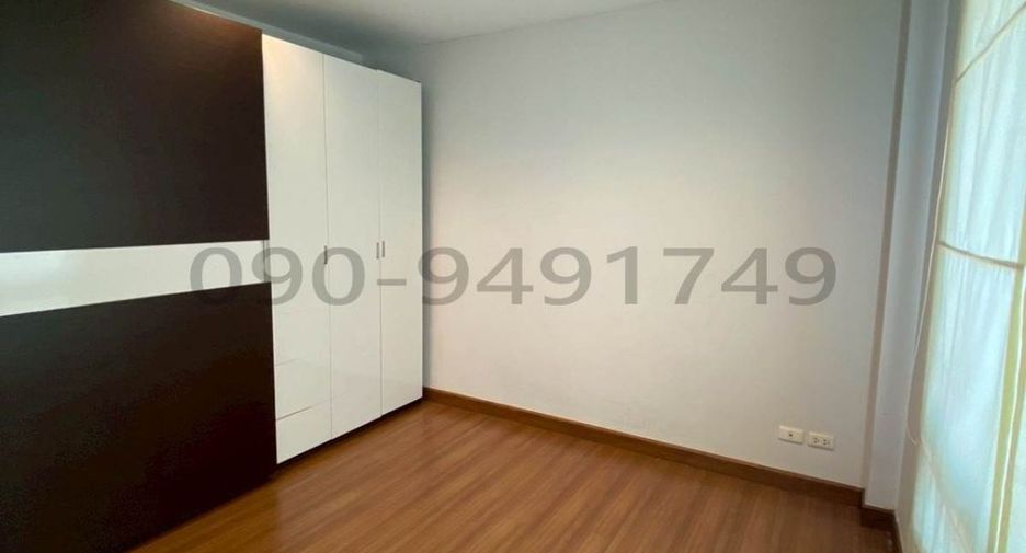 Casa adosada en alquiler de 3 habitaciones en Lat Phrao, Bangkok