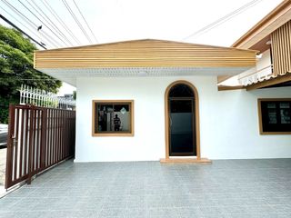 For rent 3 bedrooms house in Huai Khwang, Bangkok