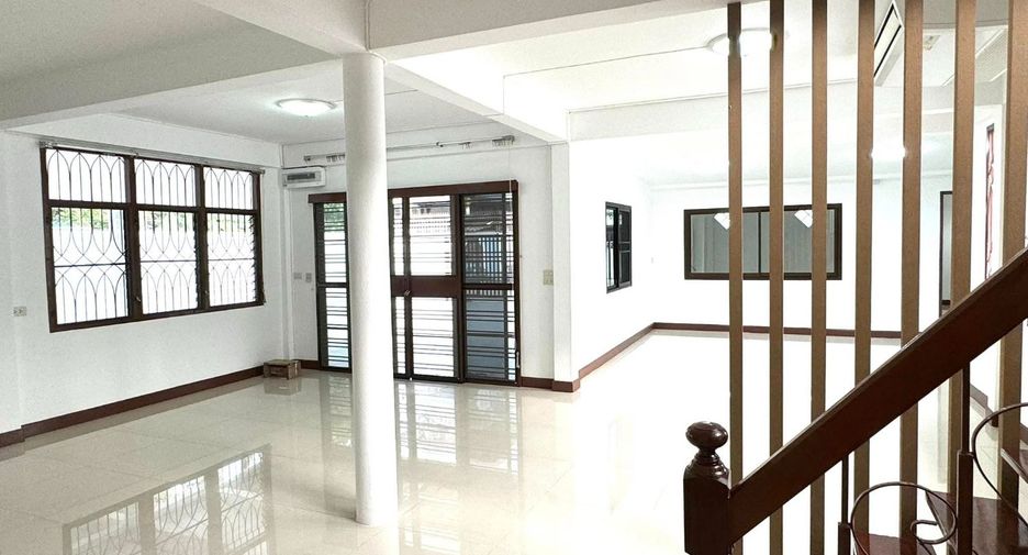À louer 3 chambres maison à Huai Khwang, Bangkok