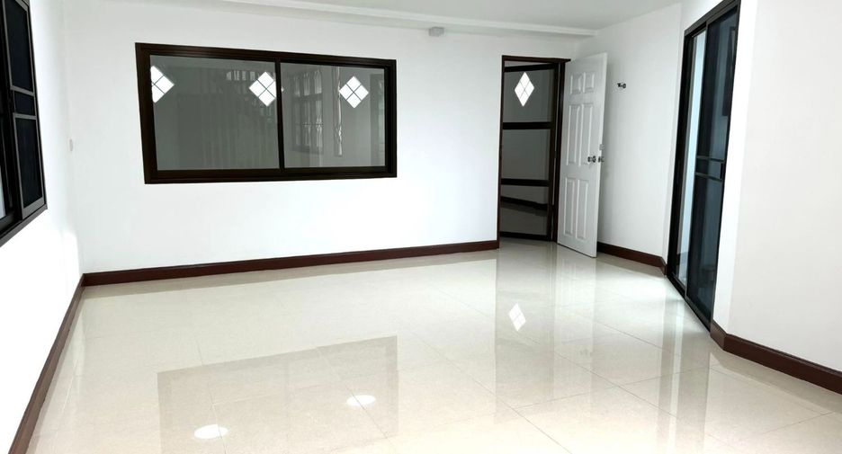 À louer 3 chambres maison à Huai Khwang, Bangkok