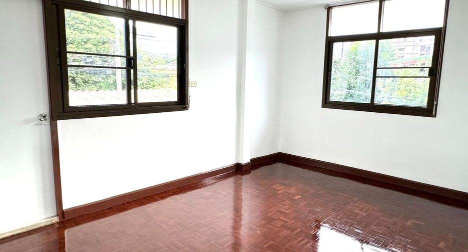 À louer 3 chambres maison à Huai Khwang, Bangkok