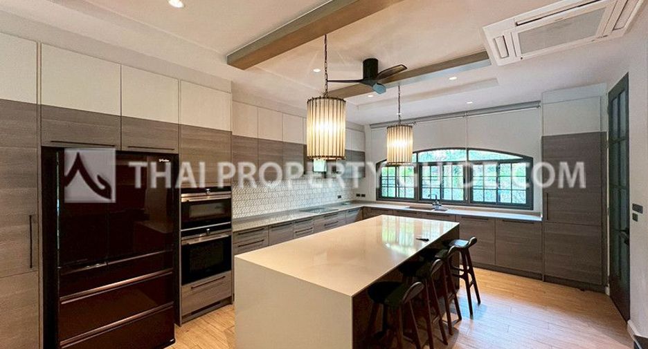 Casa adosada en alquiler de 4 habitaciones en Watthana, Bangkok