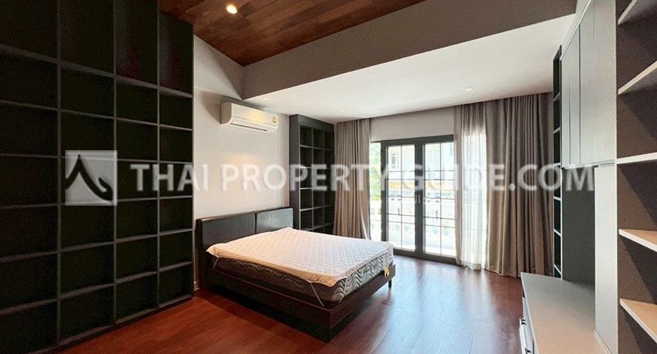 Casa adosada en alquiler de 4 habitaciones en Watthana, Bangkok