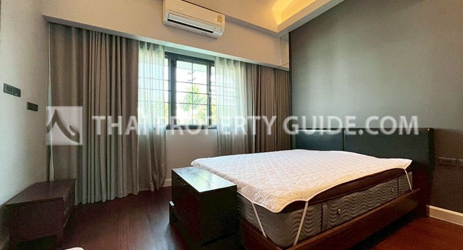Casa adosada en alquiler de 4 habitaciones en Watthana, Bangkok
