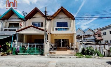 Casa adosada en venta de 3 habitaciones en Bang Khen, Bangkok