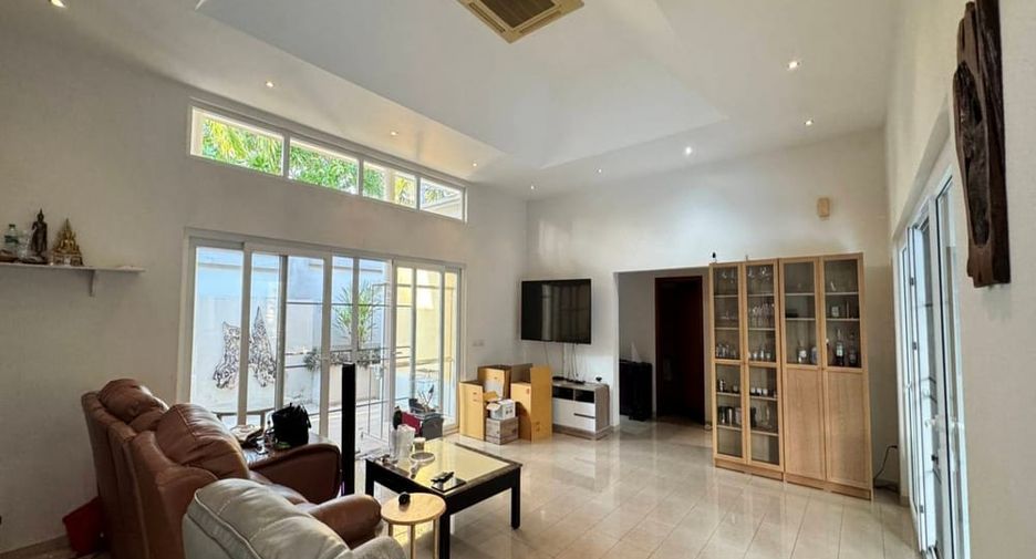 For rent 3 bedrooms villa in East Pattaya, Pattaya