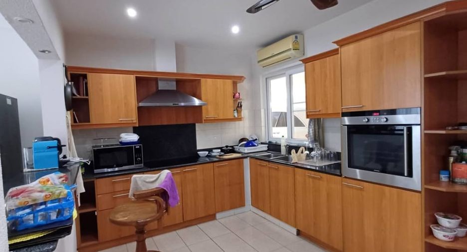 For rent 3 bedrooms villa in East Pattaya, Pattaya