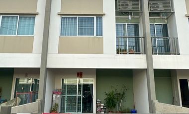 Casa adosada en venta de 3 habitaciones en Thanyaburi, Pathum Thani