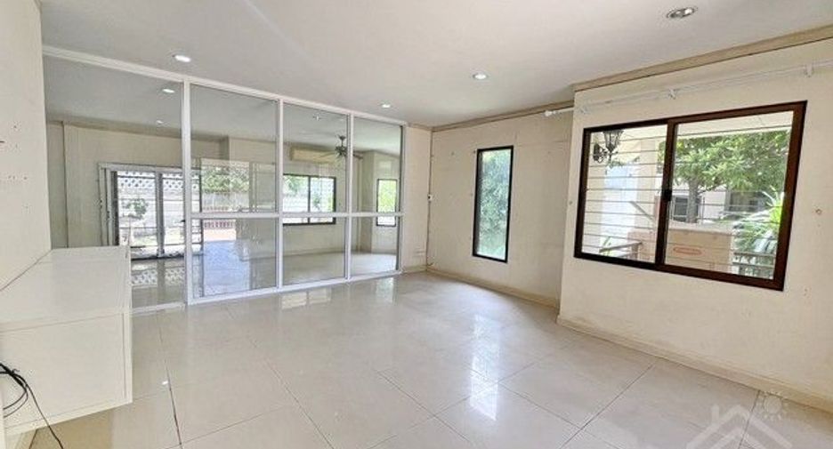 For sale 3 bedrooms house in Si Racha, Chonburi