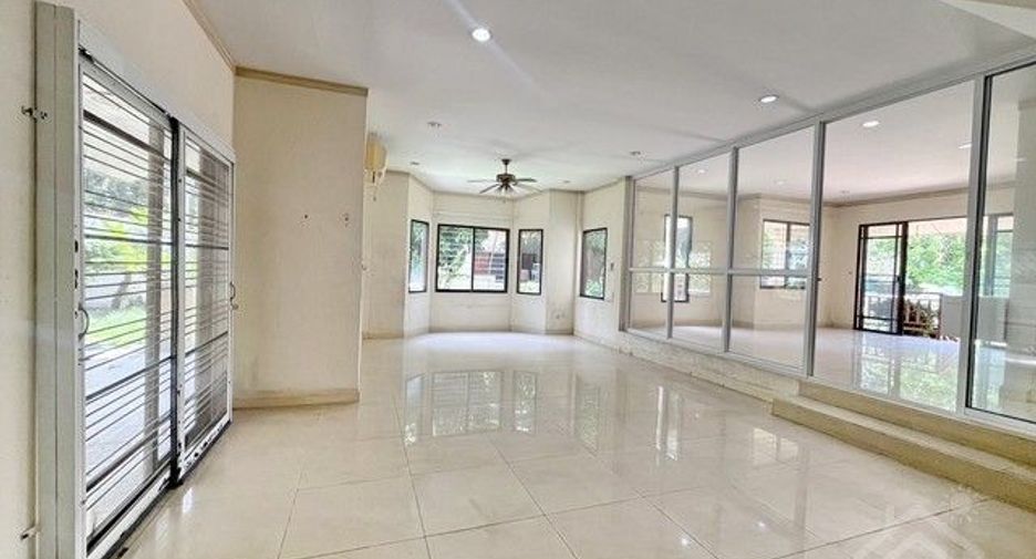 For sale 3 bedrooms house in Si Racha, Chonburi