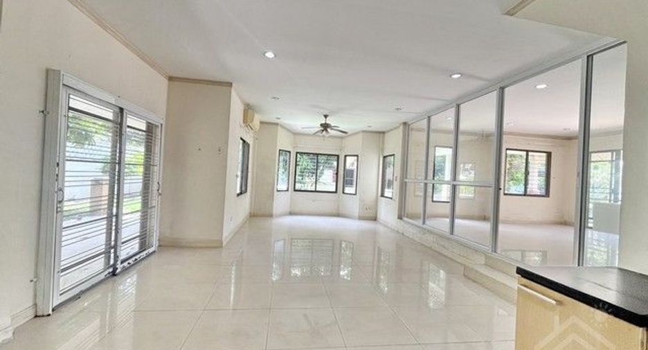 For sale 3 bedrooms house in Si Racha, Chonburi