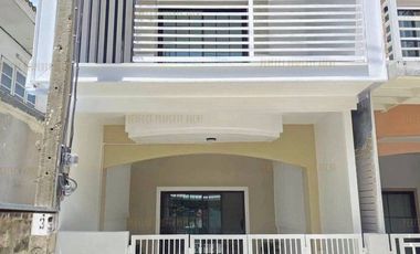 Casa adosada en venta de 3 habitaciones en Sai Noi, Nonthaburi