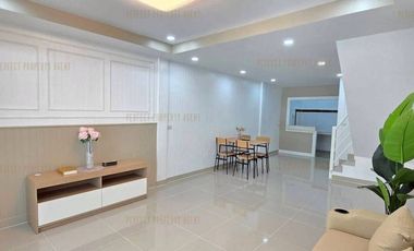 Casa adosada en venta de 3 habitaciones en Sai Noi, Nonthaburi