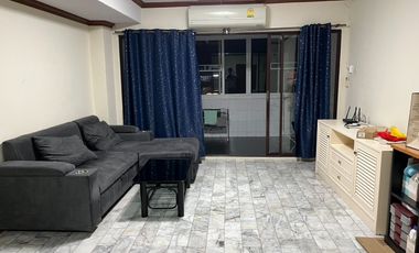 À louer 2 chambres condo à Huai Khwang, Bangkok