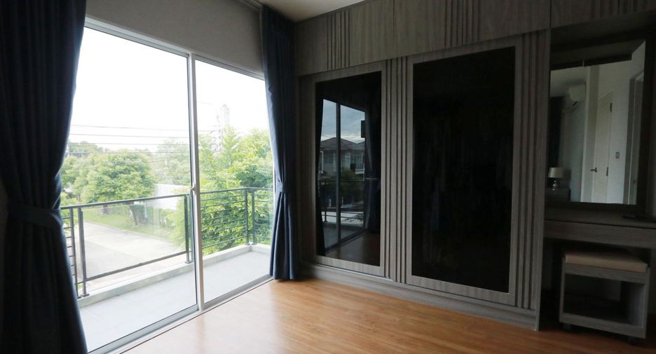 For sale 4 bedrooms house in Lat Krabang, Bangkok