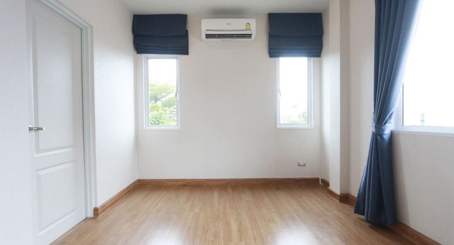 For sale 4 bedrooms house in Lat Krabang, Bangkok
