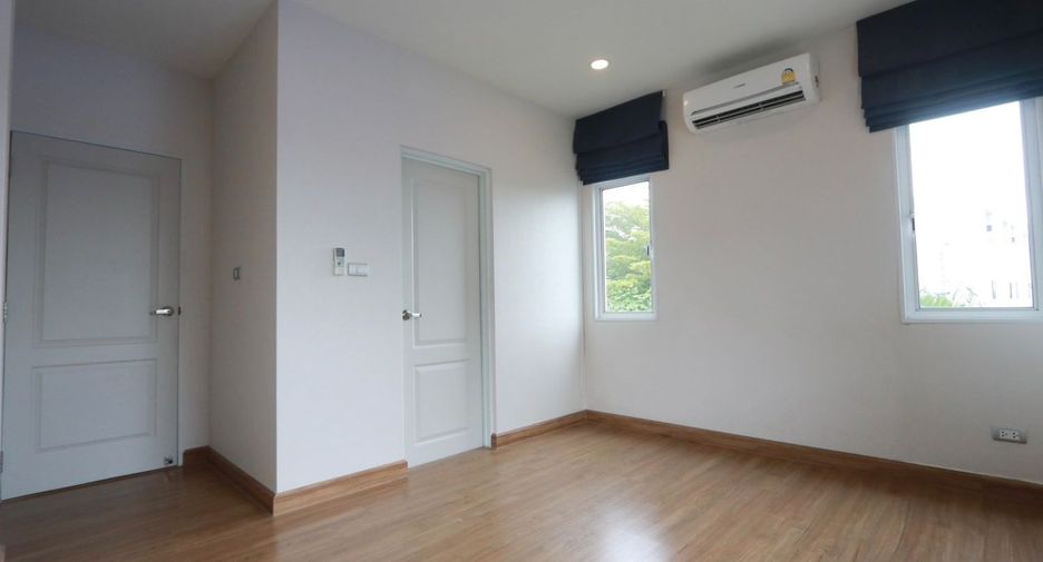 For sale 4 bedrooms house in Lat Krabang, Bangkok