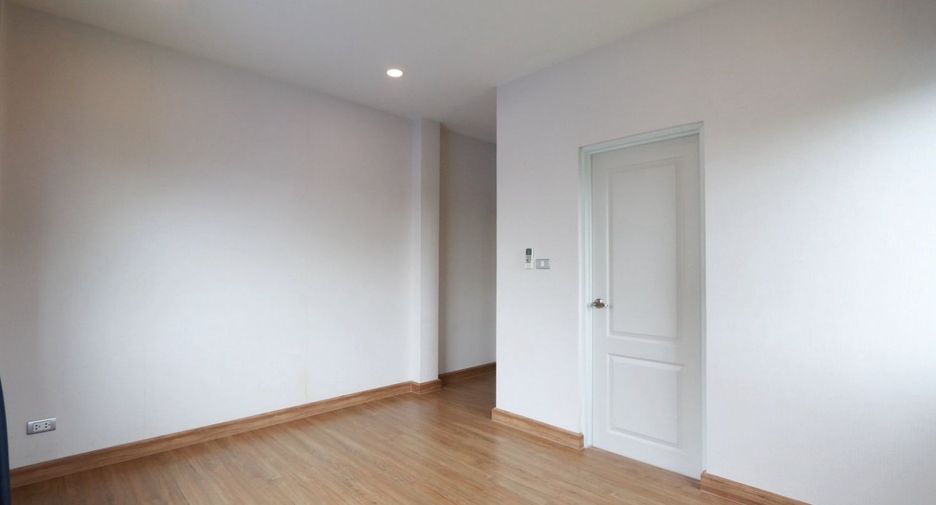For sale 4 bedrooms house in Lat Krabang, Bangkok
